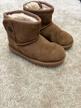 UGG mini boot, toddler size 11